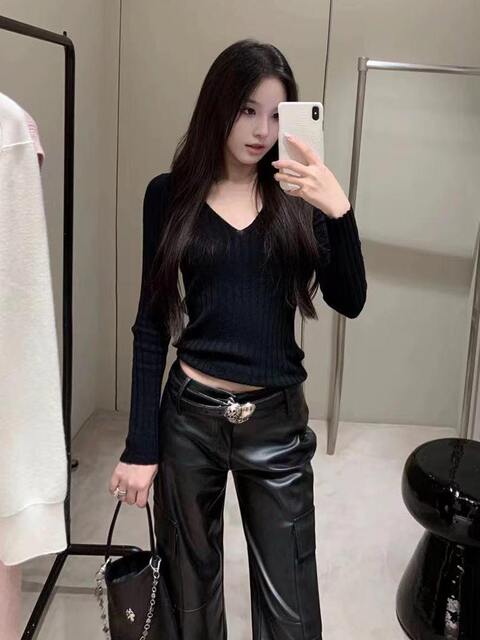 V-Neck American Style Spicy Girl Ribbed Knit Base Shirt for Women, Super Stylish and High-End Korean Style Tight-Fitting Inner Top for Autumn and Winter