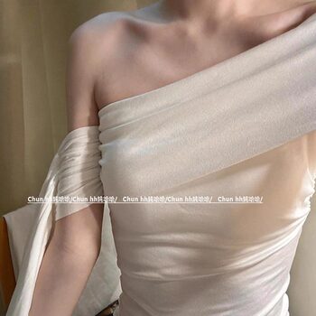 One-Shoulder Tube Top with Straps, Women's Summer and Autumn New Design, Stylish and Comfortable, Slim-Fitting, Pure and Alluring Style, Off-Shoulder Top