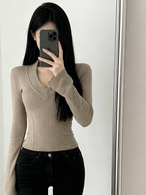 This Year's Trendy Hot-Selling Item: a High-End, Super Stylish V-Neck Base Layer Top for Women, Slim Fit, Flattering, with Regular Shoulders, for Autumn and Winter