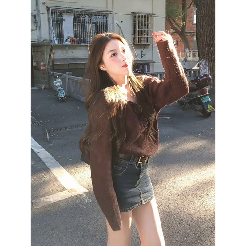 Coffee-Colored High-End Knit Sweater for Women, Perfect for Autumn and Winter Outfits, with a Unique and Beautiful Ambiance, Made from Special Yarn