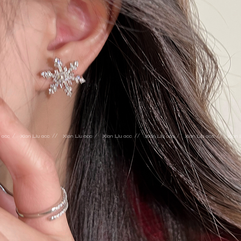 Delicate Zircons Snowflake Ear Nail Light Luxury Superior Temperament Decorative Pearl Earrings Woman Unique Autumn Winter Temperament Earrings-Taobao