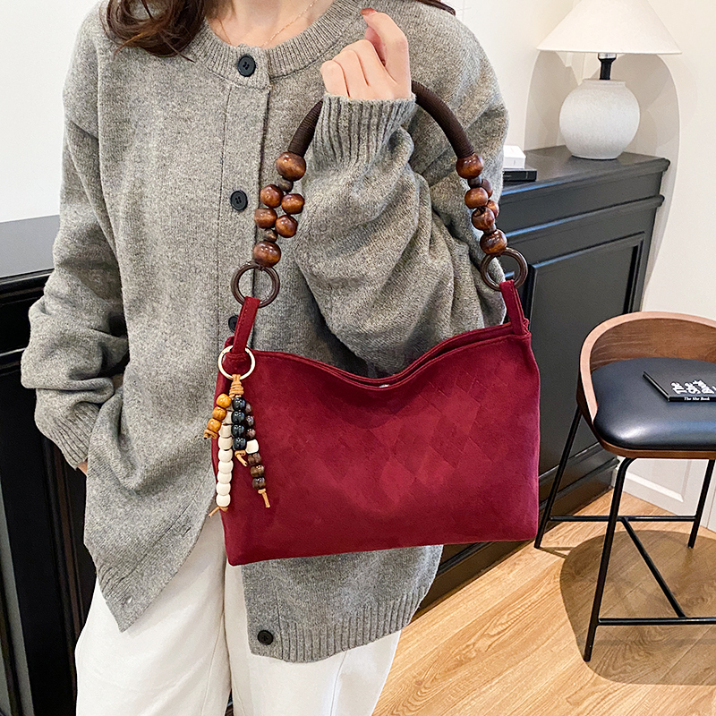 2026 Retro Wooden Bead Handbag Women's Wedding Bag Suede Underarm Bag Red Fashion Shoulder Bag Versatile for Going Out 2026 Retro Wooden Bead Handbag Women's Wedding Bag Suede Underarm Bag Red Fashion Shoulder Bag Versatile for Going Out