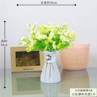 3 белых прыгающих хризантема + белая цветочная корзина