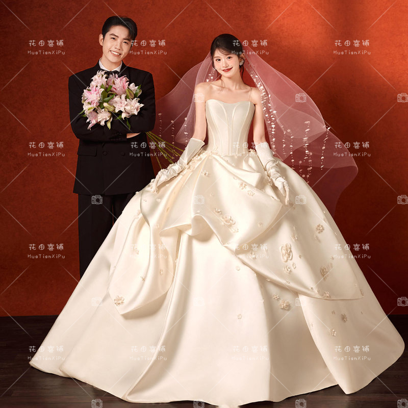 Photo Studio Photography Theme Clothing Couple Indoor Simple Tube Top White Satin Flower Photography Travel Photography Wedding Dress Photo Studio Photography Theme Clothing Couple Indoor Simple Tube Top White Satin Flower Photography Travel Photography Wedding Dress