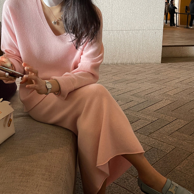 Korean chic autumn gentle temperament V-neck loose pullover sweater + high-waisted versatile knitted skirt suit for women