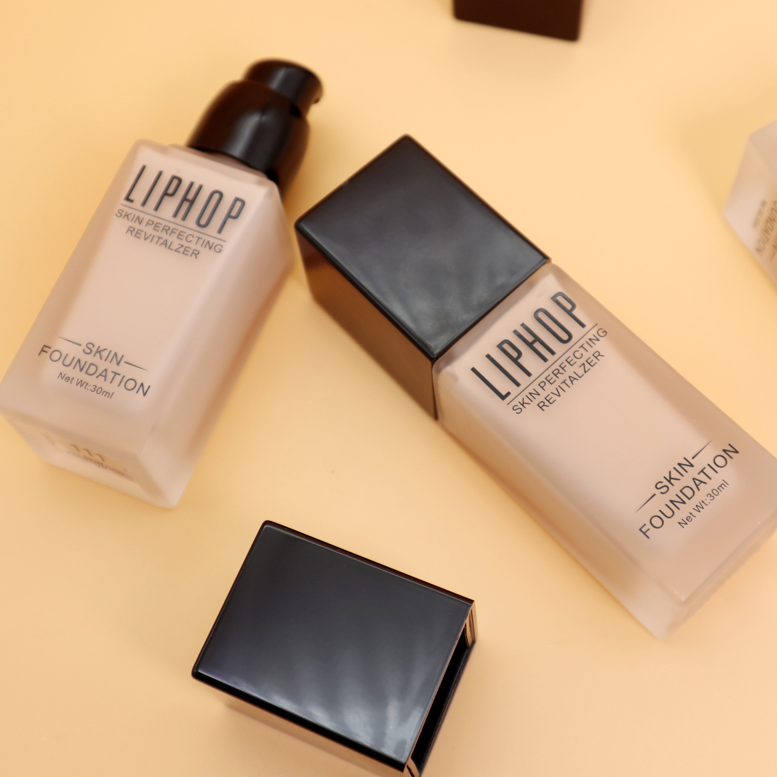 It is not easy to remove BB cream CC refreshing oil control and glow powder liquid lightweight and tight skin moisturizing