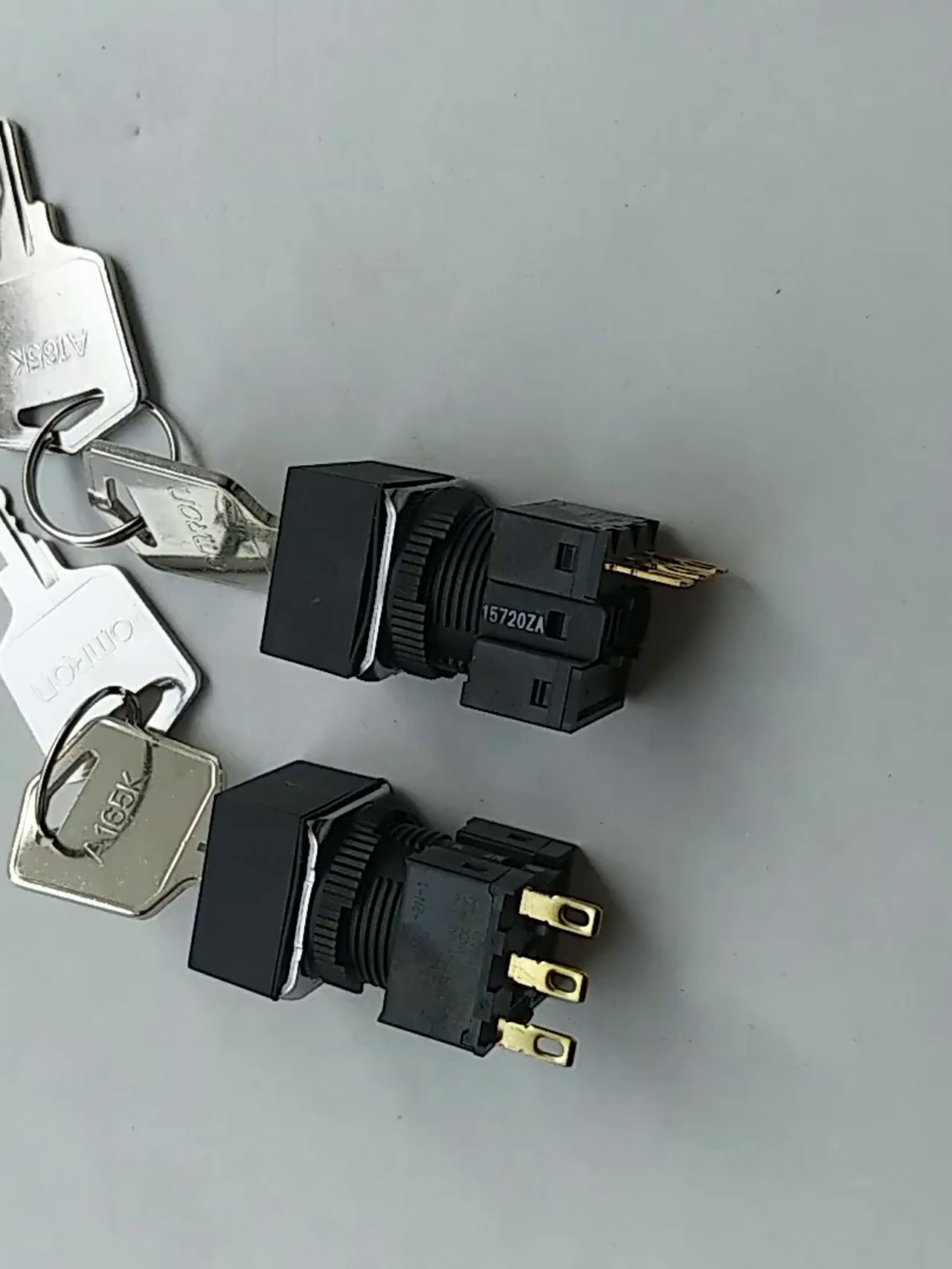 145块的欧姆龙开关，真能稳到让你半夜不用爬起来重启硬件？