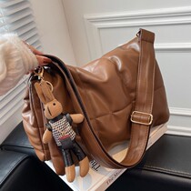 French small crowdsourced retro large capacity large bag of women 2022 new foreign air texture autumn and winter single shoulder bag inclined satchel