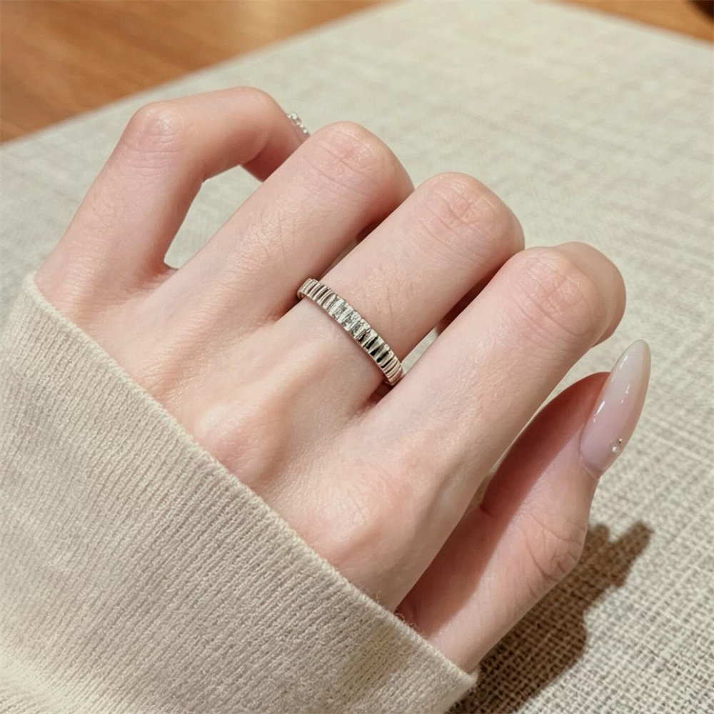 Vertical pattern simple and clean ring women niche design advanced