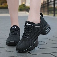 99921 Чернокожие мужчины и женщины летят в плетении