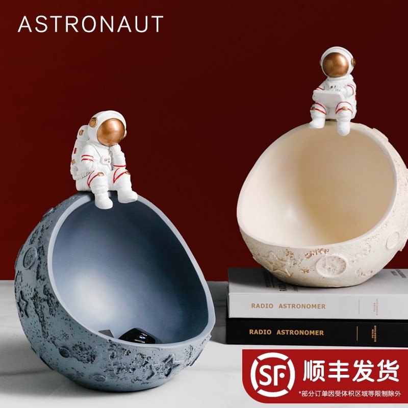 Living room entrance Astronaut storage ornaments Key placement table Light luxury decoration creative home accessories Small astronaut