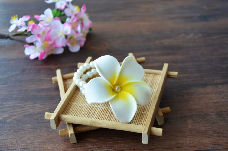 Sen cổ tay phù dâu phù dâu đám cưới chị em nhóm vòng tay frangipani ngọc trai vòng đeo tay phụ kiện hoa - Vòng đeo tay Clasp vòng tay lv