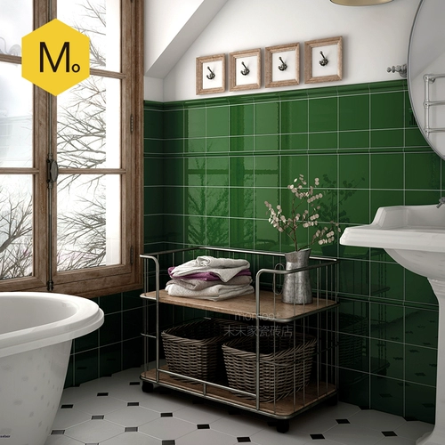В последней семейной ретро темно -зеленый фарфор, плитка из кухонной плитки в ванной комнате маленькая плитка, темно -зеленая полоски давления
