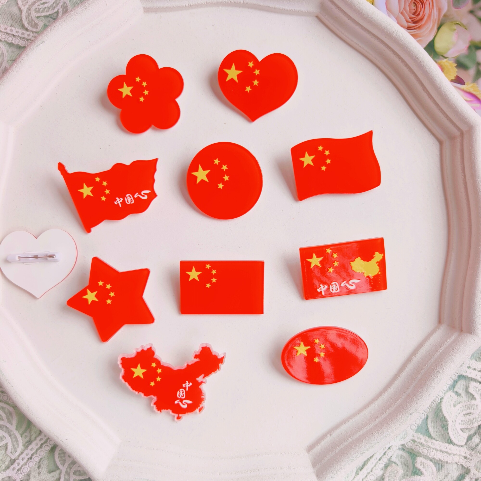 国庆节胸针国潮五星红旗亚克力爱心胸章徽章学校学生衣服别针配饰✨国庆季必买！-胸针-淘宝好物网