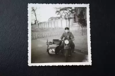 Cultural Revolution soldiers driving hanging locomotives, old photos, nostalgic transportation images, military fans, Special Collection