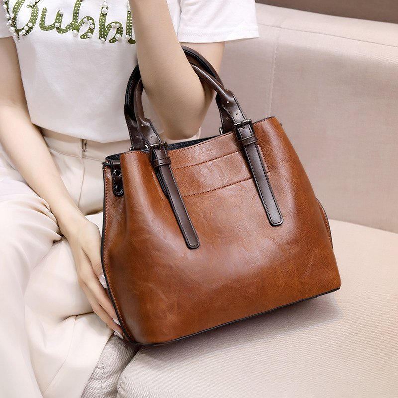 European station handbag women 2022 new leisure retro single shoulder skewed satchel Han version fashion brief genuine leather women's bag