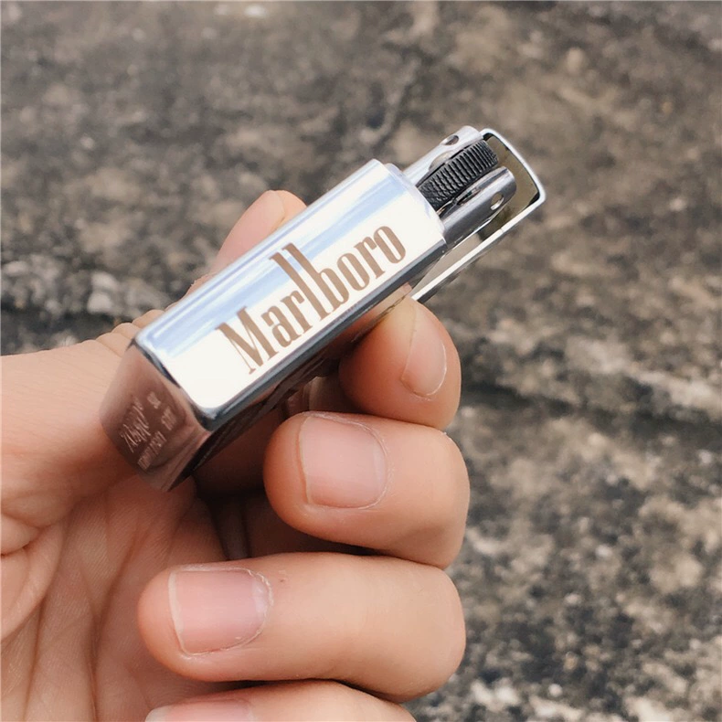 Siêu chơi dầu hỏa nhẹ Marlboro đồng nguyên chất chạm khắc năm mặt retro cổ điển mài bánh xe gió nhẹ dầu hỏa nhẹ hơn - Bật lửa