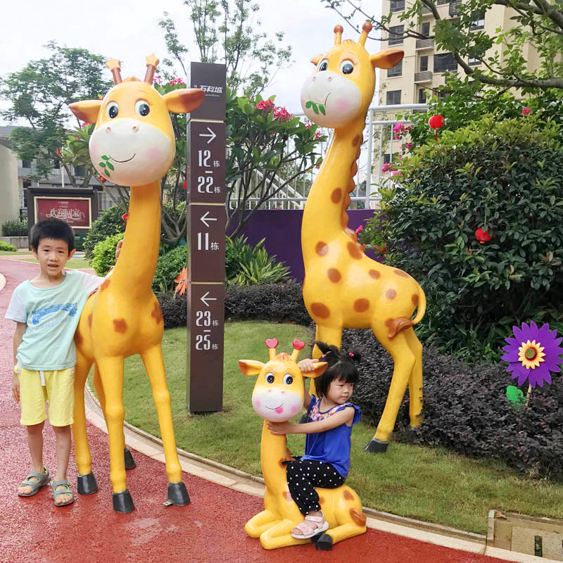 Cartoon glass fiber giraffe sculpture mall kindergarten outdoor garden decoration small piece landing large piece