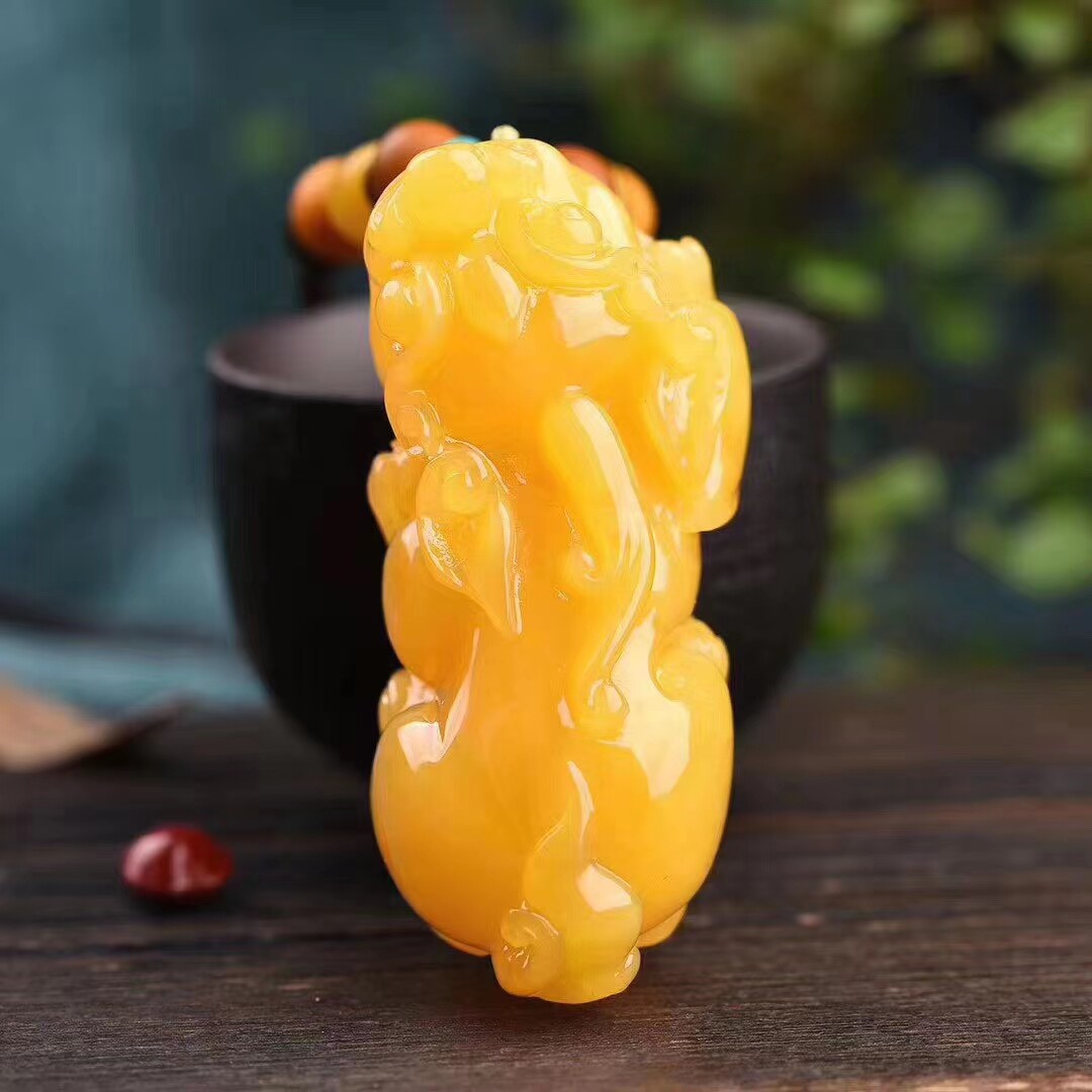 Natural Russian-made nectar wax Pendant Pendant Engraving Amber Raw Stone Sweater Necklace Blood Perks With a Pendant Piece of Jewelry