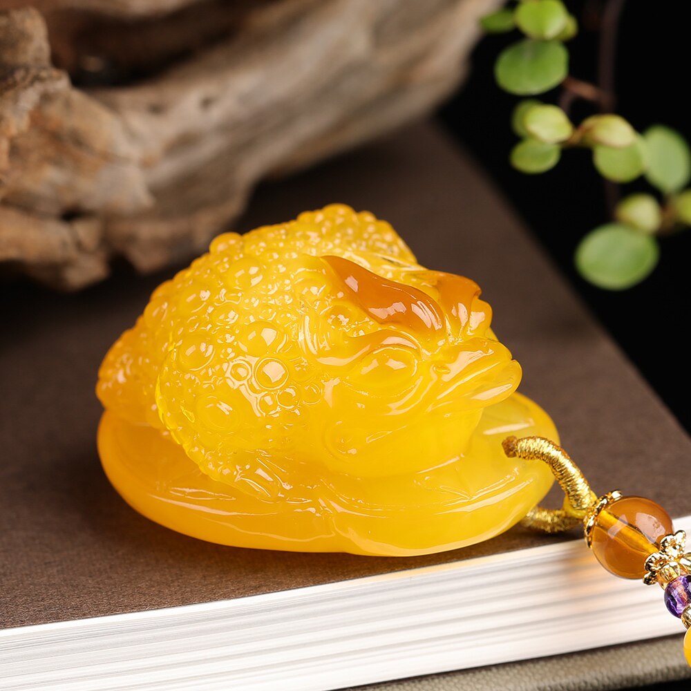 Natural playful golden toad wax pendant amber original stone Polish necklace pendant male and female wool coat necklace pendant