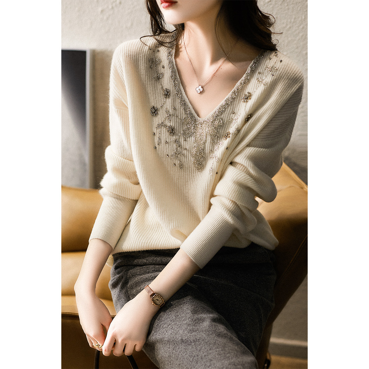 RAGR の has both appearance and texture, shining eyes, bright diamond beads, V-neck cashmere sweater