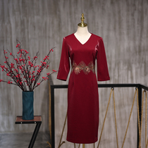 Mu Lan wedding clothes 2021 new hi mother-in-law noble wedding banquet cheongsam dress V collar wine red medium length