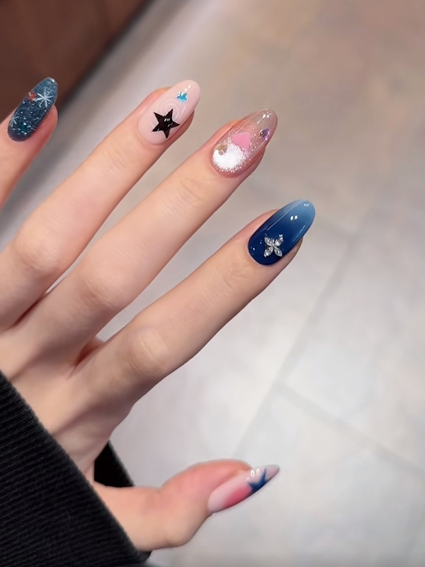 Spring and Summer Gradient Blue and Pink Double-Tone Star Cat-Eye Handmade Short Nails with Dazzling Sparkle, High-End Whitening Effect, Sweet and Cool Style for Hot Girls