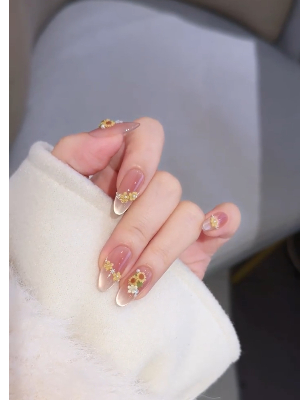 Spring and Summer Popular Sunflower Handmade Cat-Eye Wearable Short Nails, Stunning French Floral Design, Pure and Desirable, High-Quality, Complexion-Enhancing Nail Art