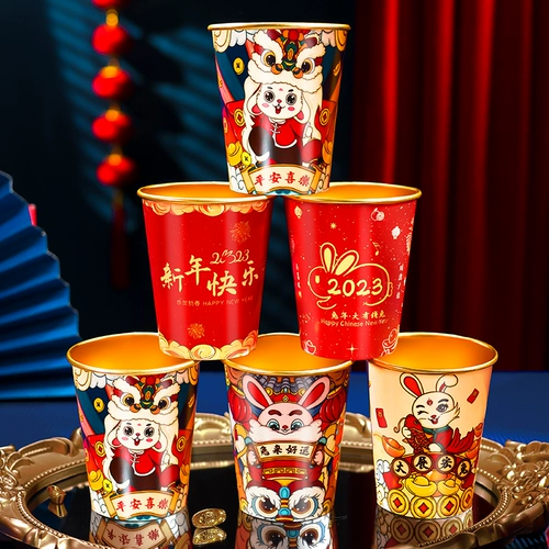 Одноразовая чашка водяной чашки 2024 Новогоднего новогоднего дома с новым годом.