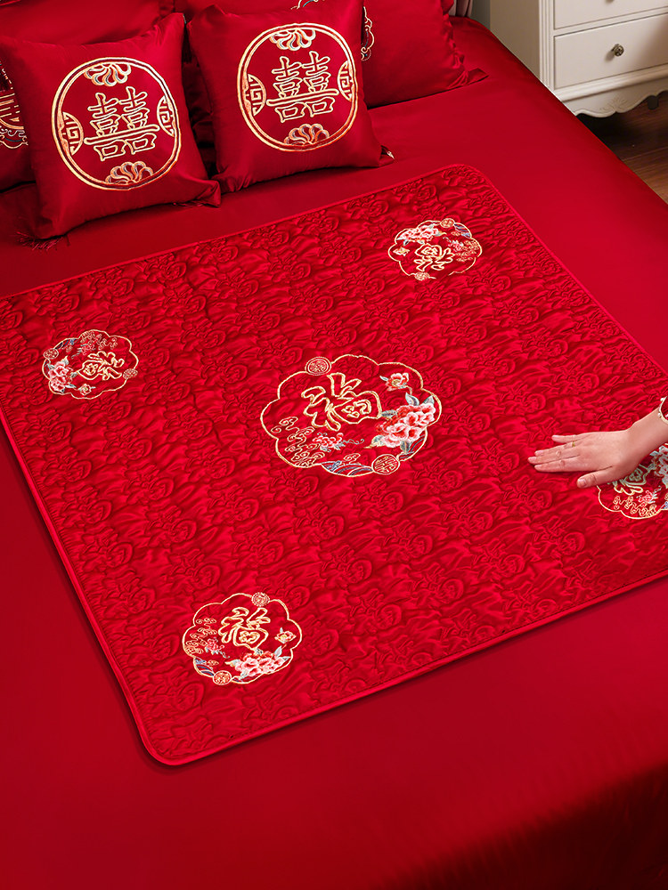 A Complete Set of Wedding Supplies Including a Bridal Bed, a Wedding Cushion, a Wedding Quilt, and Dowry Items