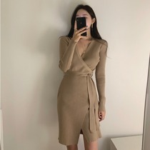 2021 Winter new retro lazy wind design temperament V collar waist strap slim knitted sweater dress