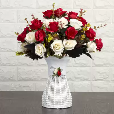 The ornaments on the refrigerator, the decoration of the air conditioner, the simulation of the flower, the plastic imitation of the flower, the table, the clinker,