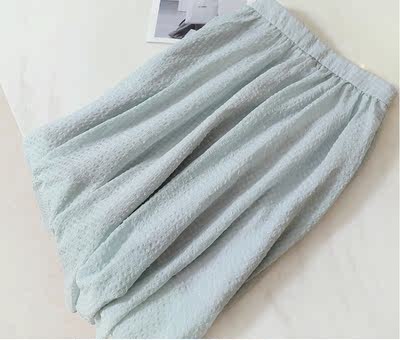 The elastic waist design makes you look slimmer. The light and thin skirt with A large swing is fresh and youthful. The lake green three-dimensional texture half skirt is an A-line skirt