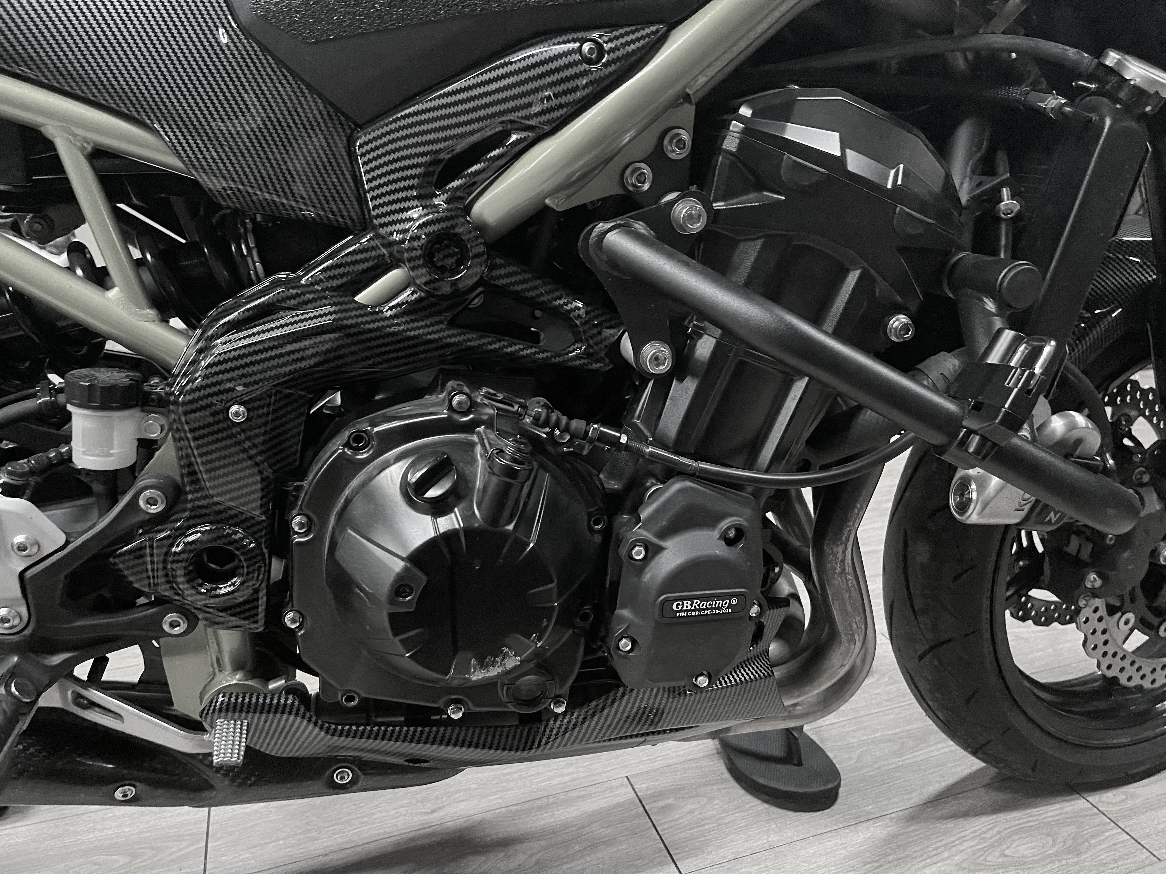 Suitable for Kawasaki Z900 20-22 years modified frame body guard middle material ABS]