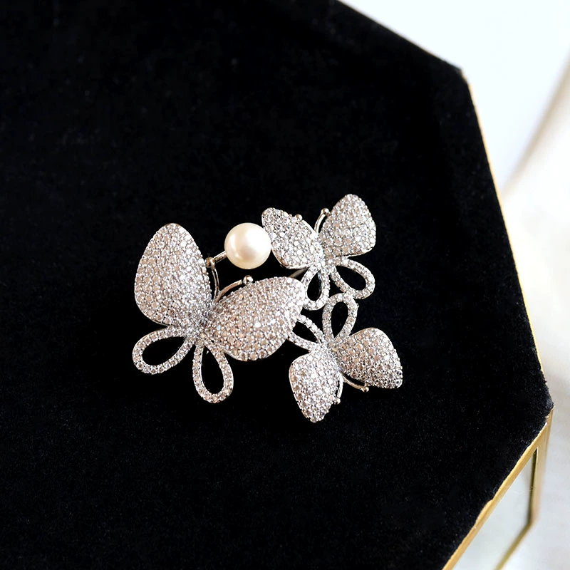 Nhật Bản và Hàn Quốc sản phẩm mới bướm ngọc trai sáng bóng zircon trâm phù hợp với áo khoác áo len corsage cố định quần áo ghim phụ kiện - Trâm cài