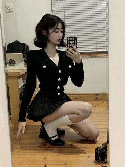 Early Spring New Style Chanel-Inspired Women's Knit Pleated Tiered Short Skirt and Long-Sleeve V-Neck Top Two-Piece Set in Hepburn Style