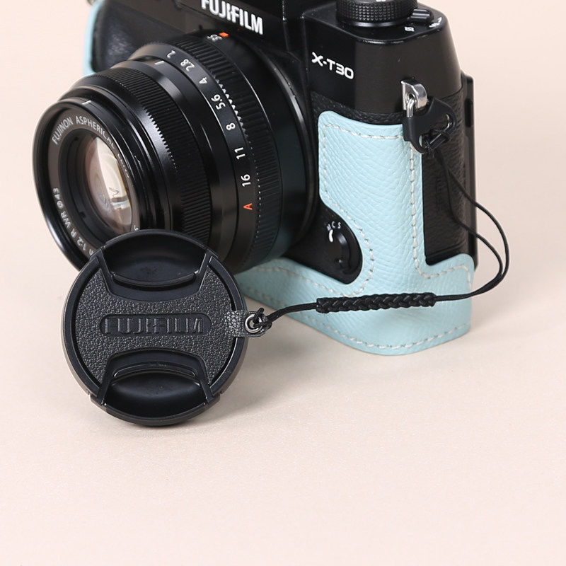 紛失防止ストラップ付きレンズキャップは、富士フイルムのXM5、XS20、XT5、X100、VIなどのカメラと、15-45mm/18-55mmレンズに適しています。