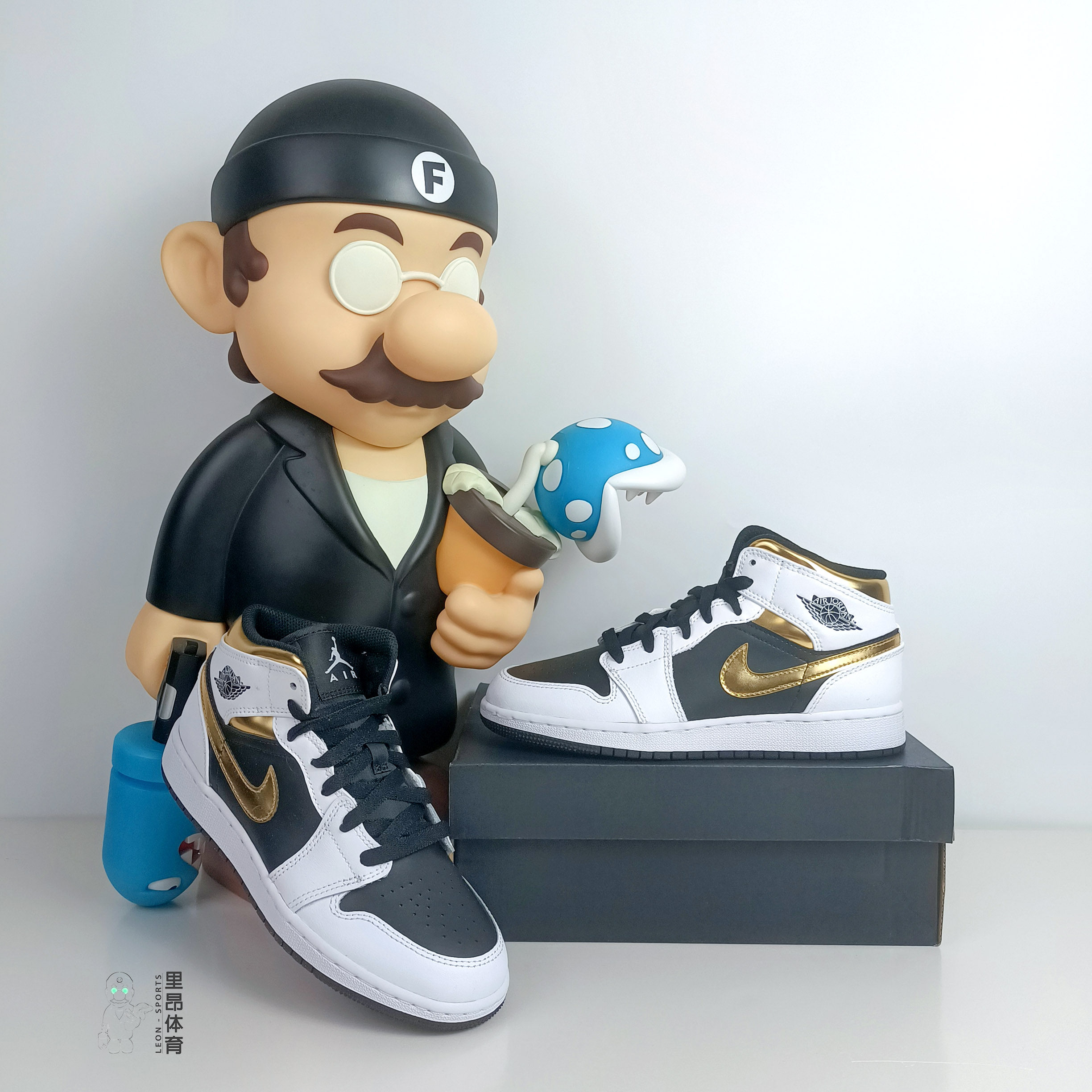 Lyon Sports Nike nike AJ1 mid white black gold panda middle help women's sneakers GS basketball shoes 554725