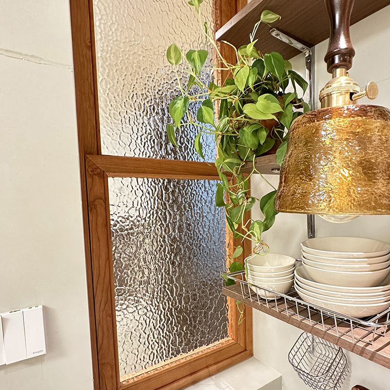 丸太吊り下げ式木製窓 キッチン用無垢材ガラス窓 上下開閉 押し引き式 室内 食品配送ポート 木製窓の上げ下げ