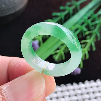 Actual shot of a-grade jadeite 18/6/4.2 laokeng ice glue floating green ring for women