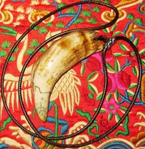 Imitation Tiger tooth hanging bone powder thick weight pressure hand realistic