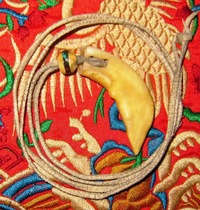 Tooth hanging old gadget stall (physical photo tooth length 5cm)