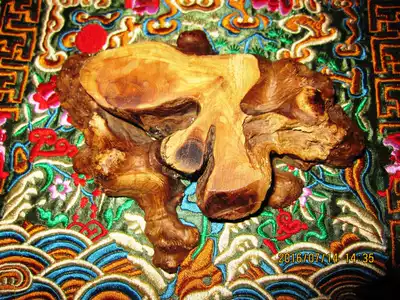 ma li pimple carving wooden pallet