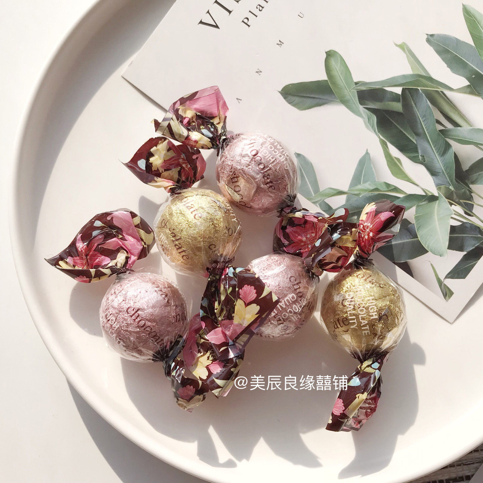 Flowers Love Double Twist Chocolate Ball 500g Wedding Qingxi Sugar Casual Snack Candy Delight with a hand-in-hand