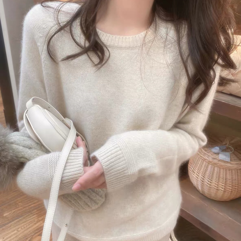 Autumn and Winter Soft Knit Base Shirt, Round Neck Pullover, Petite Sweater for Women, Raccoon Fleece Inner Layer, Loose White Top Autumn and Winter Soft Knit Base Shirt, Round Neck Pullover, Petite Sweater for Women, Raccoon Fleece Inner Layer, Loose White Top
