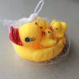 Купание утенка в ванной комнате.