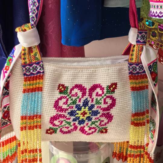 云南丽江复古风手工刺绣十字绣手工编制钉珠少数民族特色斜跨包