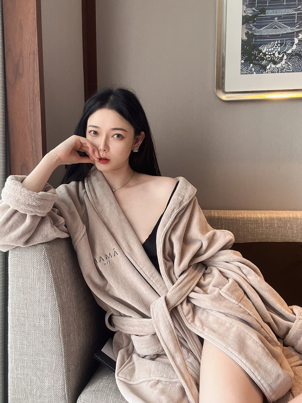 Luxurious Aman Hotel Absorbent Bathrobe, Skin-Friendly, Quick-Drying, Cotton Soft, Unisex Couple's Nightgown, Elegant Tea Coffee Color Luxurious Aman Hotel Absorbent Bathrobe, Skin-Friendly, Quick-Drying, Cotton Soft, Unisex Couple's Nightgown, Elegant Tea Coffee Color