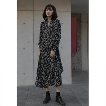 MZ floral dress female spring and summer retro mid-length long-sleeved chiffon bottoming black V-neck French niche skirt