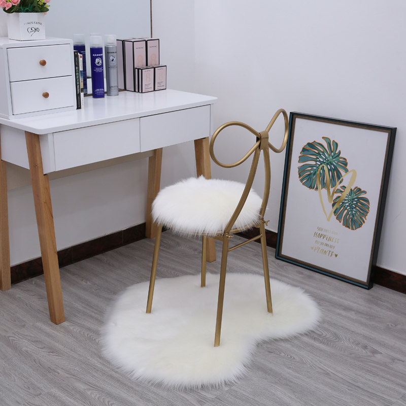 White wool-like heart-shaped carpet plush cute bedroom bedside girl heart-shaped carpet dressing table decoration